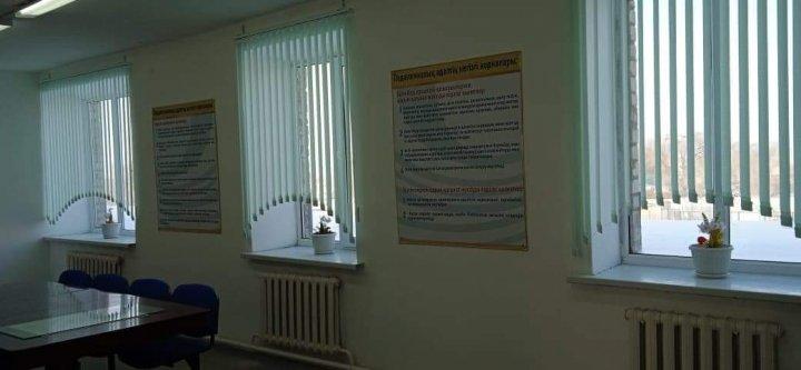 Мектеп түлегі демеушілік көрсетті